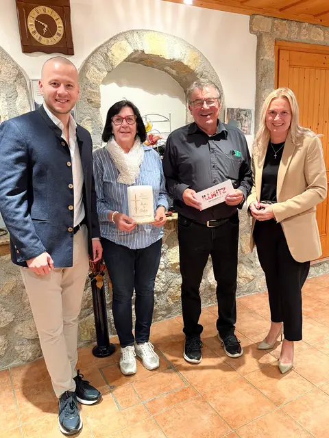 Bürgermeister Maximilian Köllner, Maria und Stefan Jandl, Vizebürgermeisterin Heidemarie Galumbo | Foto: Marktgemeinde Illmitz