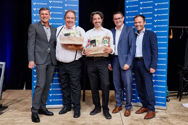 Volksbank Vorstand Richard Ecker, Bernhard Murg, Stefano Bernardin, Filialleiter Anton Oberndorfer, Leiter Kommerz Christian Grosspötzl. | Foto: Mathias Lauringer