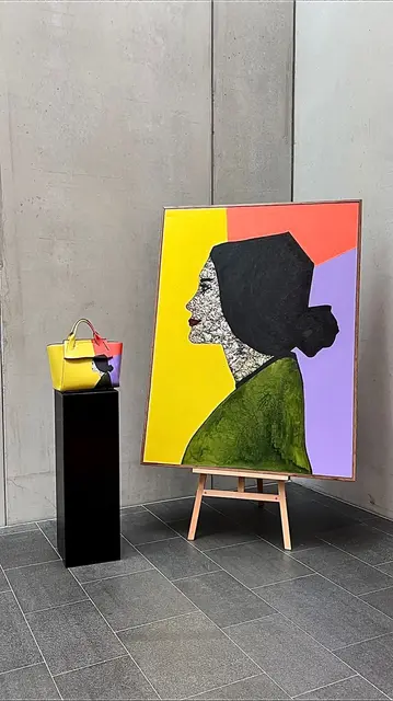 Das Projekt trägt den Namen „Heritage“. Das Werk von Petra Forman entstand in einem besonderen Negativverfahren – eine leuchtende Farblandschaft, aus der sich erst nach und nach Form und Gesicht herauslösen. | Foto: Christina Roth - CR Lederwerkstatt