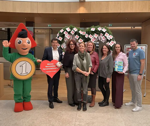 Gemeinsam mit der Caritas und dem Hilfswerk NÖ erfüllt die Sparkasse wieder weihnachtliche Herzenswünsche. | Foto: Sparkasse Wiener Neustadt