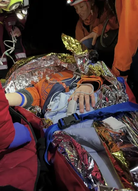 Nach der Erstversorgung im Gelände wurde der Jugendliche für den Abtransport vorbereitet. | Foto: Bergrettung Hallein