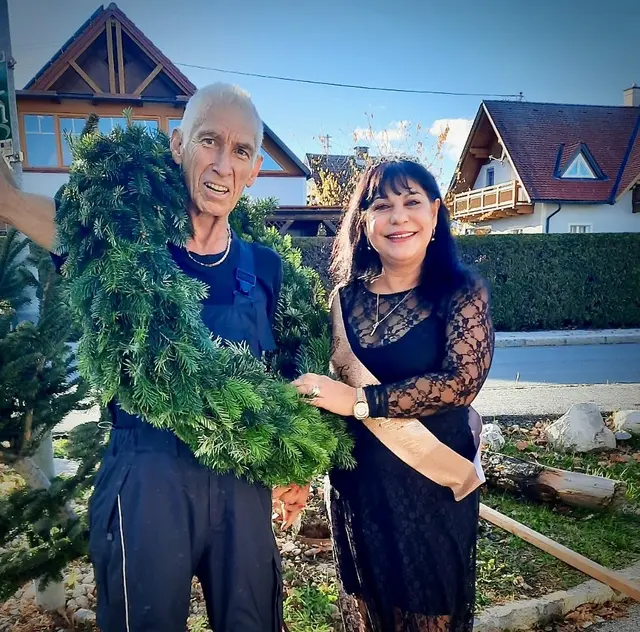 Gratulant Josef Trieb schenkte Maria Bleykolm einen  Geburtstagsbaum, der gemeinsam mit Freunden aufgestellt wurden. | Foto: Bleykolm