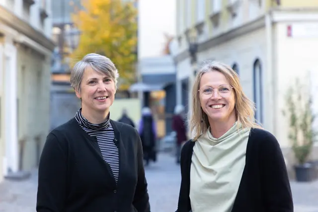 Gehen bei Bauwerken auf Spurensuche: Barbara Wonisch und Rebekka Brandstätter-Tritthart. | Foto: Konstantinov