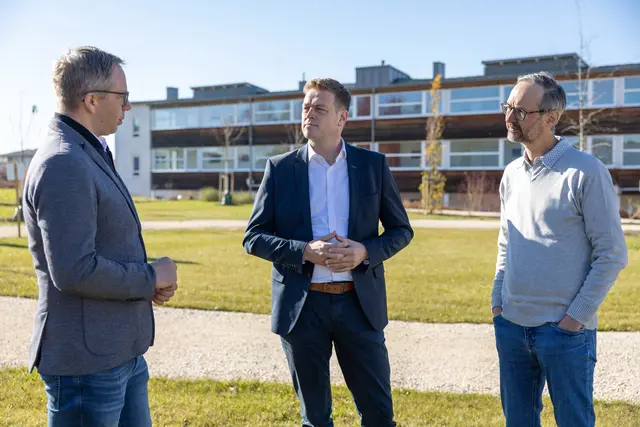 Von links: Fritz Robeischl (Bürgermeister von Pregarten), Klima-Landesrat Stefan Kaineder und Norbert Rainer (Geschäftsführer des Klimabündnisses). | Foto: Land OÖ