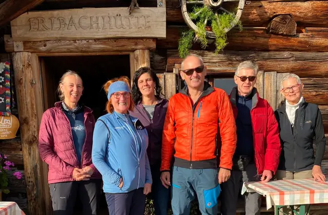 Tourenführer Franz Haslehner (3. v. r.) organisierte die Postalm-Wanderung. Die „Schärdinger Sennerin“ Bernadette Gerauer (3.v.l.) freute sich über den Besuch „aus der Heimat“. | Foto: Gruber/zvg-AV Schärding