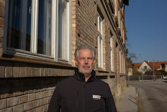 Stadtrat Günther Kautz (SPÖ) vor den Häusern Ziegelhäusern. | Foto: Santrucek