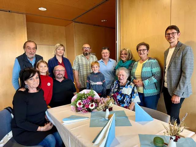 Elisabeth Zimmermann, Rudolf Winkler, Lio Mangol, Otto Zimmermann, Andrea Weber, Walter Janu, Til Mangol, Inge Janu, Maria Winkler, Jubilarin Theresia Zimmermann, Margit Auer und Philipp Hager (v.l.)  | Foto: Stadtgemeinde Raabs