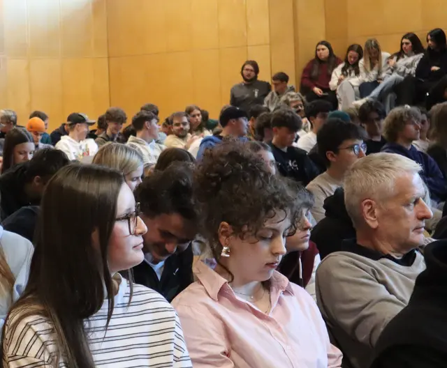 SchülerInnen brachten sich in der Diskussion aktiv ein. | Foto: Tatschl