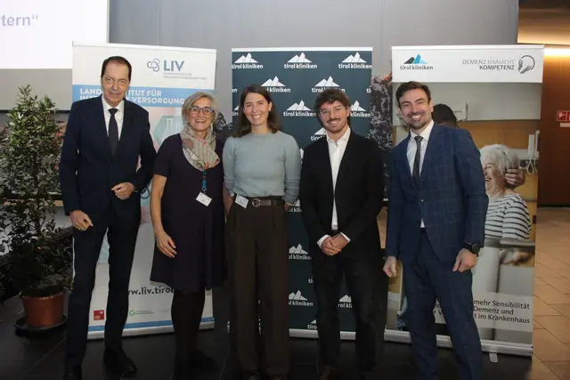 v.l.n.r.: Rudolf Steckel (Interim. Rektor Umit Tirol), Beate Czegka, (Abteilungsvorstand Pflegemanagement und Koordinatorin der Initiative „Demenz braucht Kompetenz“ der tirol kliniken), Verena Bramböck,(Leiterin der Koordinationsstelle Demenz am Landesinstitut für Integrierte Versorgung Tirol), Roberto De Marzi (Facharzt für Neurologie an der Innsbrucker Univ.-Klinik für Neurologie), Andreas Huber (Institutsvorstand Landesinstitut für Integrierte Versorgung Tirol) | Foto: tirol kliniken/Vettori
