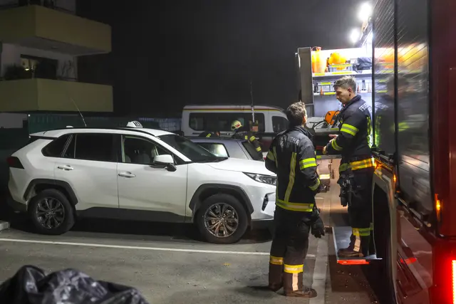 Nur durch Zerbrechen der Seitenscheibe konnte ein Kleinkind aus einem Auto in Wels-Vogelweide befreit werden. | Foto: laumat.at