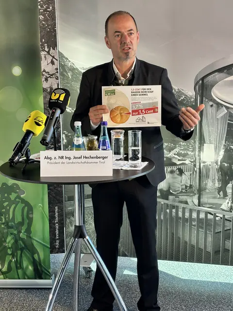 LK-Präsident Josef Hechenberger zeigt plakativ die Preisentwicklung. | Foto: BBT
