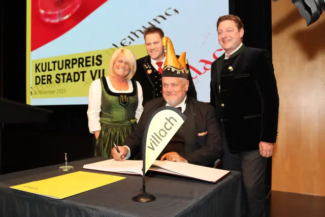 Kirchtagsobfrau Gerda Sandriesser, Großbauer Kurt Maschke und Faschingskanzler Karl Glanznig mit Bgm. Günther Albel | Foto: MeinBezirk/Chiara Kresse