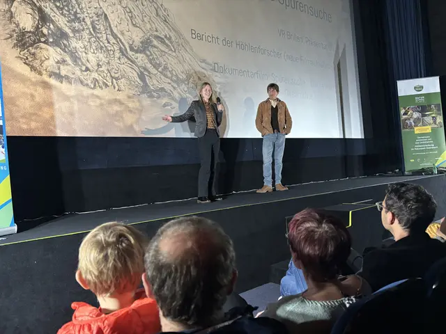 Erik Dobat und Sandra Walkshofer präsentierten den neuen Eggerloch-Film.  | Foto: Birgit Gehrke 