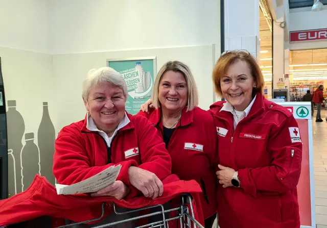 Die freiwilligen Mitarbeiter des Rotkreuz-Marktes. | Foto:  RK/LV OÖ/Bezirksstelle Braunau