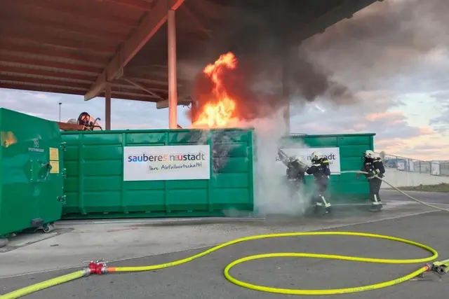 Brand eines Sperrmüllcontainers. | Foto: FFWN
