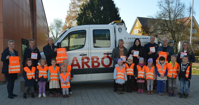 Warnwesten für die Kinder der drei Bildungseinrichtungen mit Bgm.Bernd Hermann, OC Kassier Günther Krainer,  Vertreterinnen der Bildungseinrichtungen sowie ARBÖ- Präsident Klaus Eichberger, ARBÖ-Standortleiter Daniel Schreiner und Monika Hinz.
 | Foto: Kindergarten Frauental