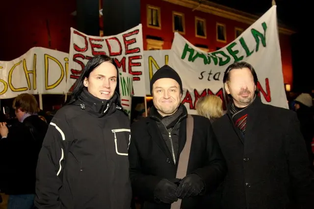 Foto der Mutbürger-Demo 2011: Auf dem Foto: Ronald Rabitsch (l.) (Anm.: noch mit langen Haaren) und Franz Miklautz. Dieses Foto reichte Michael Gussnig (FSP-Klubobmann) als Argumentation für eine "jahrzehntelange Freundschaft". | Foto: mein-klagenfurt.at