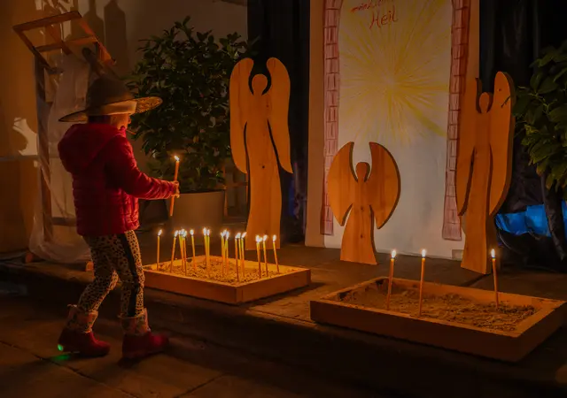 Insgesamt wurden bei der "Nacht der 1000 Lichter" in Kirchdorf heuer sogar 1350 Kerzen gezählt, die den Lichterweg säumten. | Foto: Jack Haijes