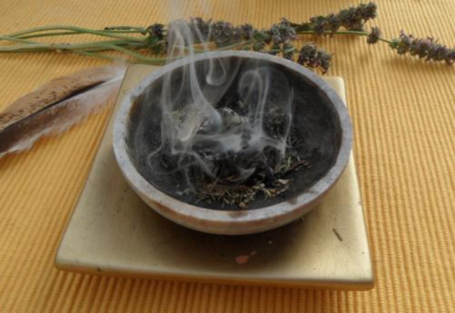 In den dunklen Raunächten spielte das Räuchern schon bei unseren Vorfahren eine zentrale Rolle.  | Foto: Martina Nimmervoll