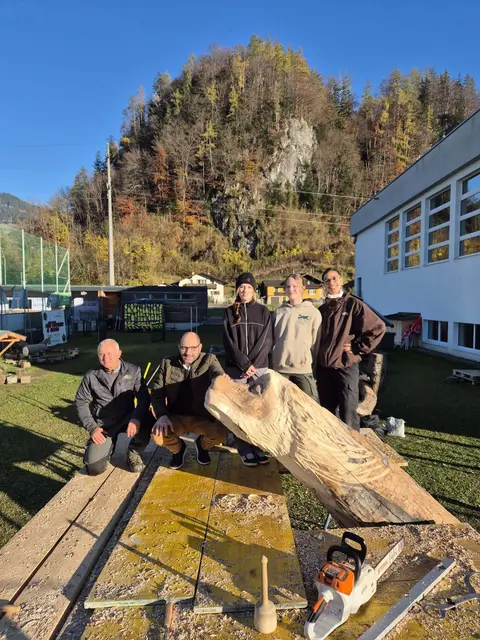 Der geschnitzte Drache gilt als neues Highlight im Außenbereich der Mittelschule Golling. | Foto: SPÖ Golling/Martin Dietrich