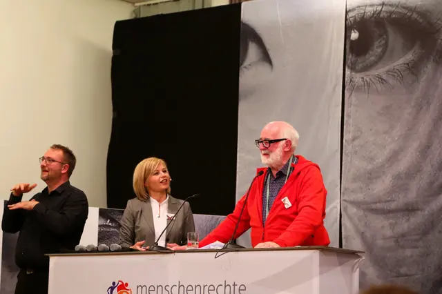 Wertschätzung. Über  acht Stunden reiste Guy Dockendorf (Präs. Mauthausenkomitee International) aus Luxemburg per Auto zur Eröffnung an.  | Foto: Eckhart Herbe