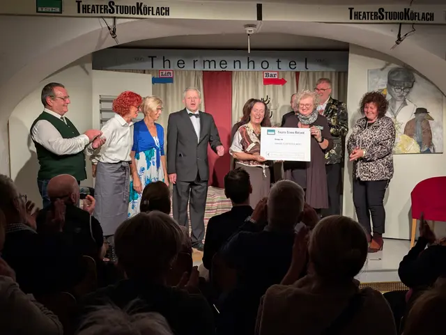 Spendenübergabe von Monika Weißnar-Winkelbauer an Angela Reinisch im Theaterstudio Köflach | Foto: Theaterstudio Köflach