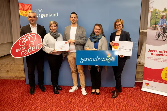 LR Heinrich Dorner, Bgm.in Claudia Schlager, Dominik Schmidt (Stadtgemeinde Mattersburg), Werner Fleischhacker (Stadtgemeinde Eisenstadt), Sonja Glatz (Gesundes Dorf), Christine Zopf-Renner, Leiterin Mobilitätszentrale Burgenland (v.l.). | Foto: Landesmedienservice Burgenland/Daniel Fenz