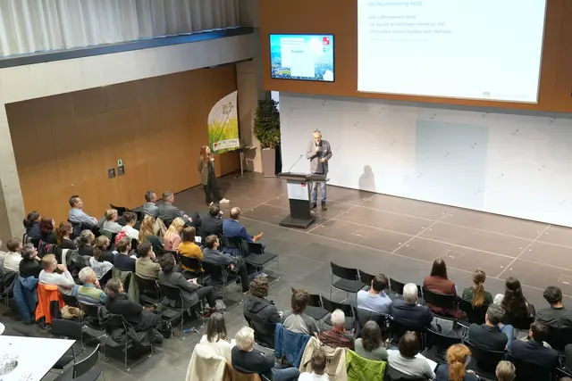 Die regionale Klimaanalyse wurde heute Vormittag der Öffentlichkeit präsentiert. Zahlreiche interessierte VertreterInnen aus Gemeinden und Regionen sowie von Planungsbüros informierten sich über mögliche Anwendungsgebiete. | Foto: Land Tirol/Dominik