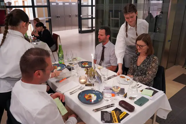 Die Schülerinnen und Schüler der HLW Mureck arbeiteten in der Küche und im Service. | Foto: Elisabeth Fuchs, HLW