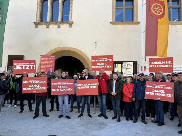 Mit Plakaten, Sprechchören und Sirenengeheul wurde der zuständige Gesundheitslandesrat erwartet. | Foto: MeinBezirk/Gerda Sammer-Schmidt