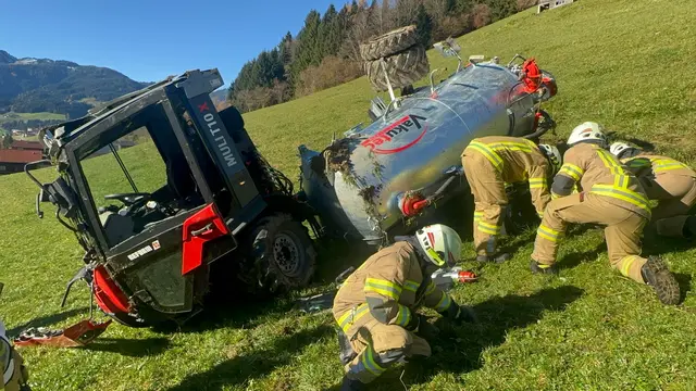 Einsatzkräfte der Feuerwehr Oberau unterstützten die Rettung der beiden Verletzten. | Foto: Zoom.Tirol