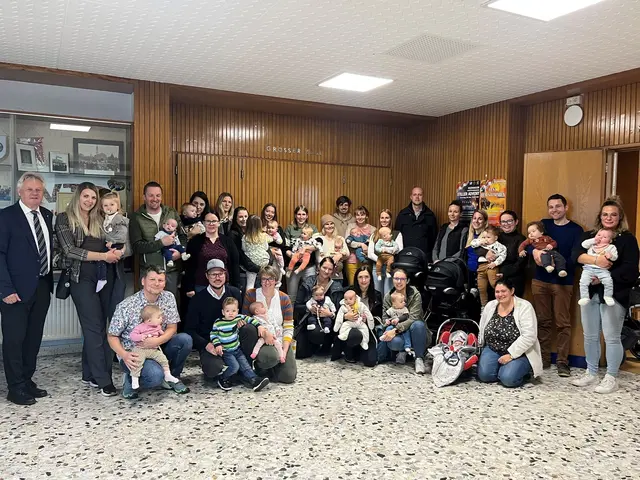 Die Babypakete wurden an die frisch gebackenen Eltern übergeben. | Foto: Gemeinde Hermagor