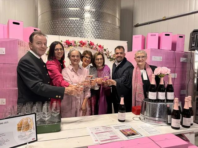 Gemeinsam für den guten Zweck: Nikolaus Berlakovich, Präsident der Bgld. Landwirtschaftskammer, Astrid Eisenkopf, Bgld. Landtagspräsidentin, Winzerin Christine Riepl, Pink-Ribbon-Schirmherrin Agnes Ottrubay, Andrea Conrad, Geschäftsführerin der Krebshilfe Bgld., LAbg. Bgm. Kilian Brandstätter und Pfarrerin Ingrid Tschank | Foto: Andrea Glatzer