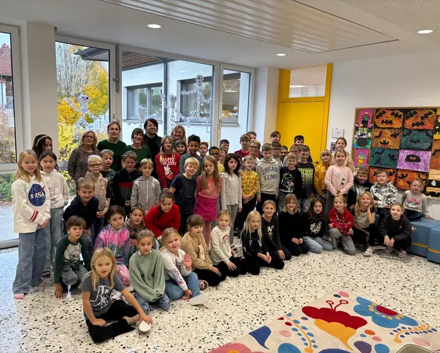 V.l.n.r hinten die Clean4tler Mitglieder Hedy Mayer, Theresia Winroiter, Theresia Friedl, Obfrau Stellvertreter Tom Reischauer und die Projekleitung Evelyne Hauzinger, nicht im Bild Anita Klaffenböck, Brigitte Schader und Magdalena Hauzinger mit den Volksschüler:innen Wernstein am Inn.