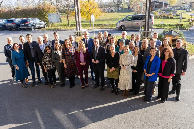 Gruppenbild (v.l.) Landesrat Christian Dörfel, Oberösterreich, Landeshauptmann-Stellv. Bettina Emmerling, Wien, Landesrat Martin Antauer, Niederösterreich, Bundesministerin für Europa, Integration und Familie Claudia Plakolm, Landesrätin Daniela Winkler, Burgenland, Landesrat Hannes Amesbauer, Steiermark und Landeshauptmann-Stellv. Philip Wohlgemuth, Tirol. | Foto: Büro Landesrätin Winkler/Christoph Novak 