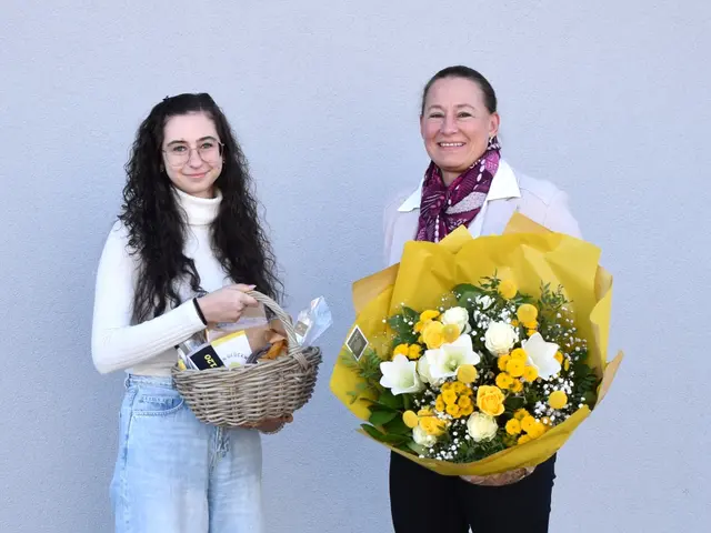 Die 23-Jährige Verena Körbler (li.) aus Tamsweg ist das 150.000 Mitglied des ÖAMTC Salzburg. Mit Blumen und einer kleinen Aufmerksamkeit wurde das Jubiläumsmitglied am Stützpunkt Tamsweg von ÖAMTC-Salzburg-Landesdirektorin Martina Schlegel-Lanz (re.) beglückwünscht. | Foto: ÖAMTC Salzburg Pfeiffer
