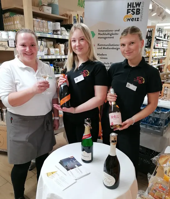 Im Rahmen des jeden Jahr stattfindenden „Tag des Sektes“ erhielten Schülerinnen der HLW Weiz Einblicke in die Welt der Sektherstellung. | Foto: HLW Weiz