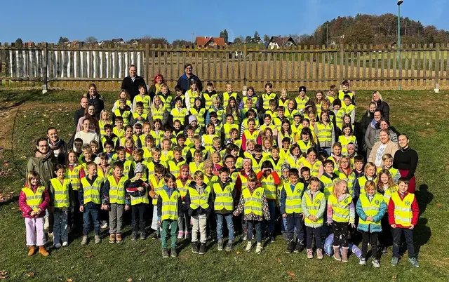 Zahlreiche Kinder wurden vom Kiwanis Club Leibnitz mittlerweile mit Warnwesten ausgestattet. | Foto: Kiwanis Club Leibnitz