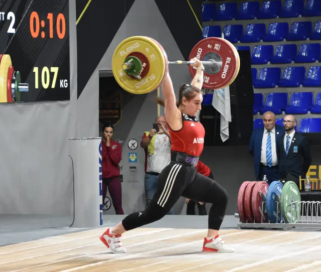 Vici Steiner mit 107 kg Stoßen | Foto: Conny Högg