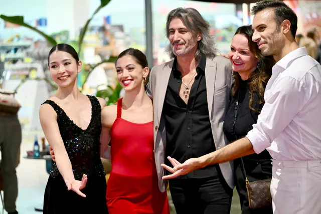 Posing für die Fotografen: Die Cancing Stars mit Center Managerin Tanja Klocker i(2.v.r.) | Foto: Hassl