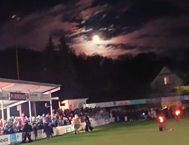 Ein milder "Vollmondabend" an dem Geister und Dämonen beim Perchtenlauf ausgetrieben wurden. | Foto: Peter Seper