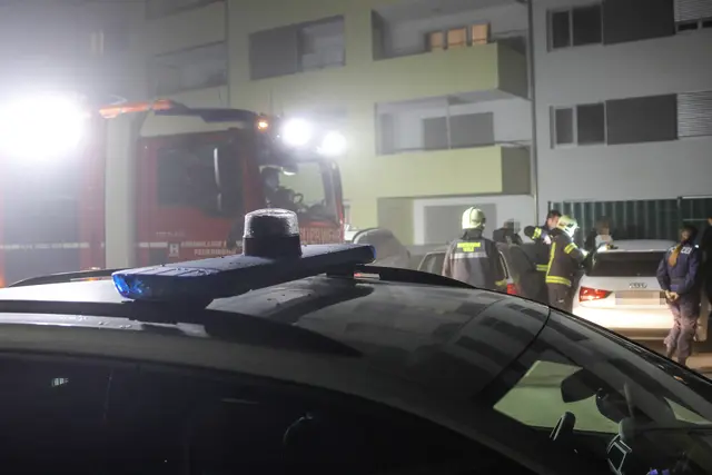 Nur durch Zerbrechen der Seitenscheibe konnte ein Kleinkind aus einem Auto in Wels-Vogelweide befreit werden. | Foto: laumat.at