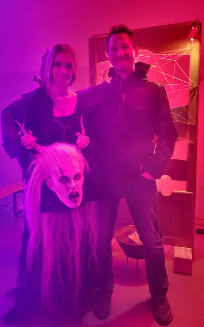 Julia Höller von den Stabruchteifl´n mit Rotes Kreuz-Bezirkstellenleiter Philipp Otto | Foto: Rotes Kreuz Großweikersdorf