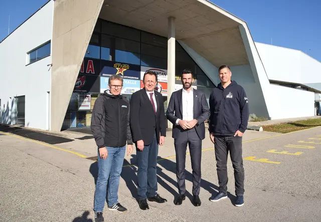 Sportzentrum NÖ Geschäftsführer Franz Stocher, Bürgermeister Matthias Stadler, Landesrat Udo Landbauer und SLZ-Leiter Andreas Worenz besprachen heute die Lösung für die Zukunft des Eissports und die Sicherung des Standortes im Zusammenhang mit dem angekündigten Aus der Okanagan Hockey Academy in St. Pölten.  | Foto: Vorlaufer