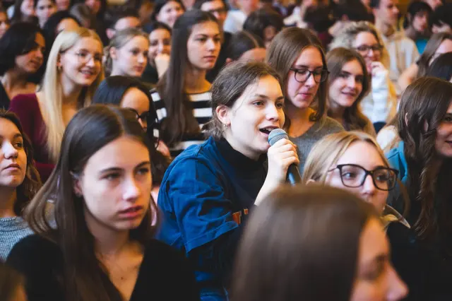 Die Schüler beteiligten sich mit zahlreichen Fragen an der Diskussion. | Foto: Leon Mayer