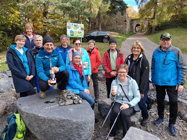 Bettina Wurdits, Burgi Pischof, Gerhard Wurdits, Geburtstagskind August Rohrauer, Erwin Grössing, Karla Schöll, Alexandra Degendorfer, Rosi und Johann Sachs, Ursula Wildzeiss, Christa Trestl und Gerhard Wildzeiss. | Foto: Werner Schöll