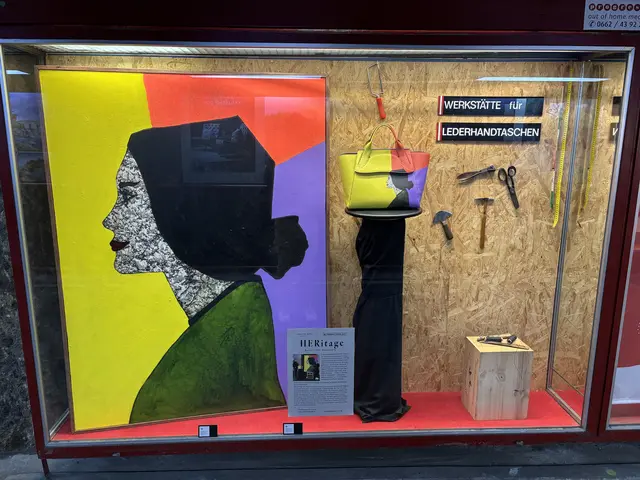 Aktuell sind das Bild und die Ledertasche in einem Schaukasten im Salzburger Neutor ausgestellt. | Foto: Schrofner