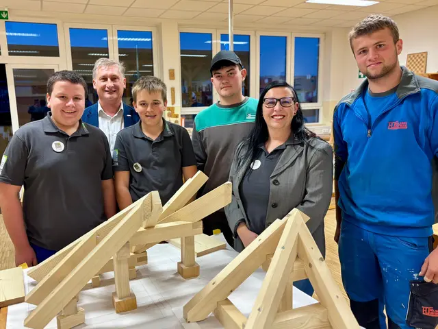 Im "Holzbau" trafen sich aktuelle und ehemalige Schüler wieder. | Foto: Markus Kahrer