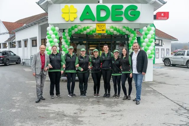 Das Team von ADEG Kogler blickt gemeinsam mit Familie Kogler auf drei Jahrzehnte Nahversorgung zurück. | Foto: REWE Großhandel GmbH, Klaus Pressberger