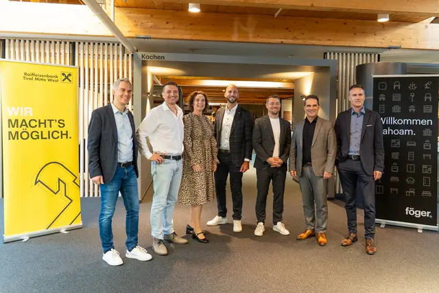 Martin Auer (Raiffeisen), Martin Waldhart Öamtc, Petra Vogel (Raiffeisen), Patrick Giesinger (Raiffeisen), Stefan Föger (Einrichtungshaus Föger), Vorstandsvorsitzender Andreas Wolf und Vorstand Hubert Kuprian (Raiffeisenbank Tirol Mitte West). | Foto: Mein Bezirk